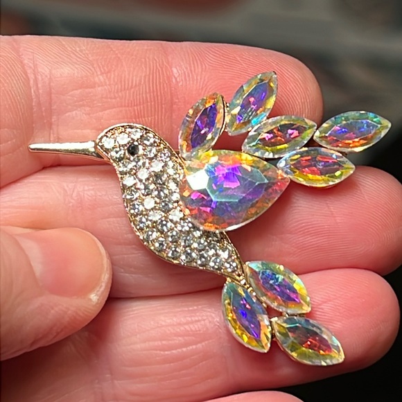 Sparkly gold tone aurora borealis iridescent rhinestone hummingbird brooch - Picture 3 of 4